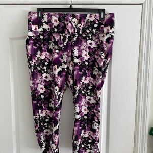 LIVI Active Capri Leggings - Purple Flowers - 18/20